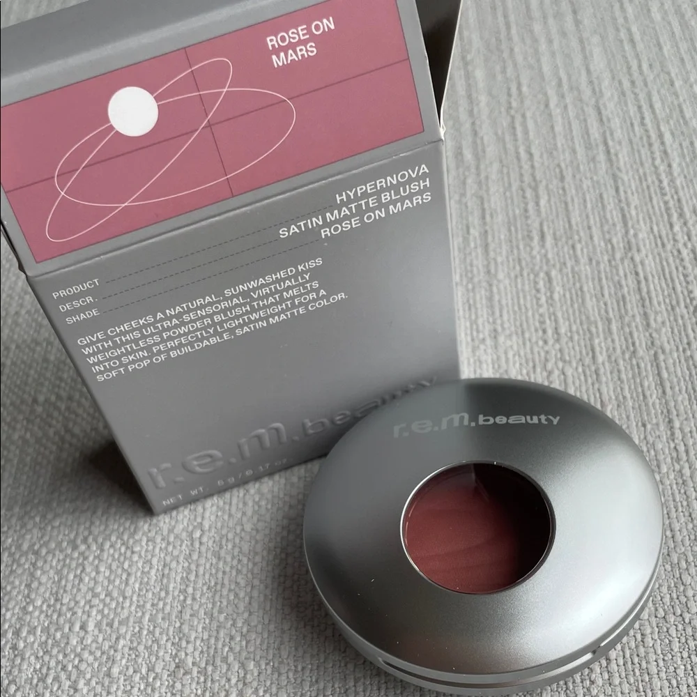 r.e.m. beauty Hypernova Satin Matte Blush - Rose On Mars